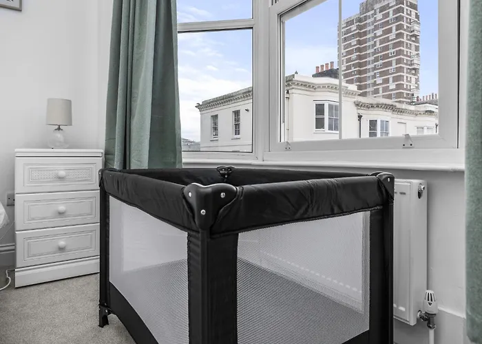 2 Bedroom Flat - With King Sized Beds, Netflix And Sky - Perfect For Contractors, Vacation Guests Or Those Relocating