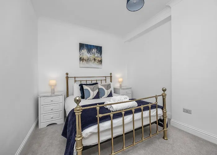 2 Bedroom Flat - With King Sized Beds, Netflix And Sky - Perfect For Contractors, Vacation Guests Or Those Relocating