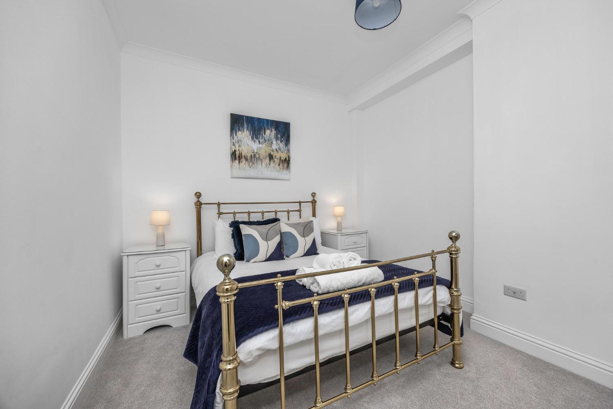2 Bedroom Flat - With King Sized Beds, Netflix And Sky - Perfect For Contractors, Vacation Guests Or Those Relocating Apartment *