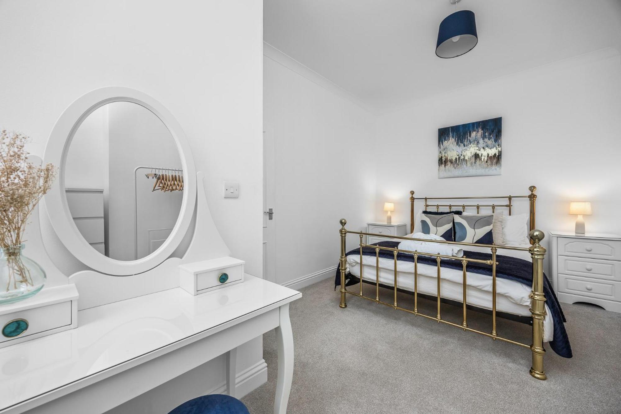 2 Bedroom Flat - With King Sized Beds, Netflix And Sky - Perfect For Contractors, Vacation Guests Or Those Relocating Apartment