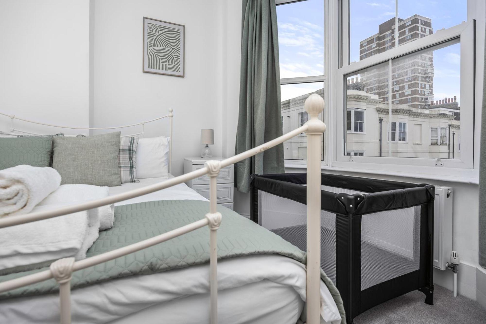 2 Bedroom Flat - With King Sized Beds, Netflix And Sky - Perfect For Contractors, Vacation Guests Or Those Relocating Apartment *