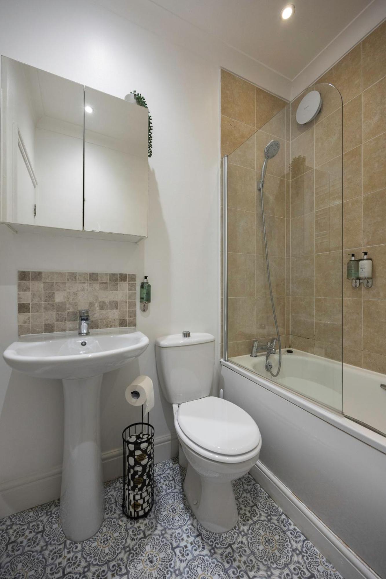 2 Bedroom Flat - With King Sized Beds, Netflix And Sky - Perfect For Contractors, Vacation Guests Or Those Relocating *