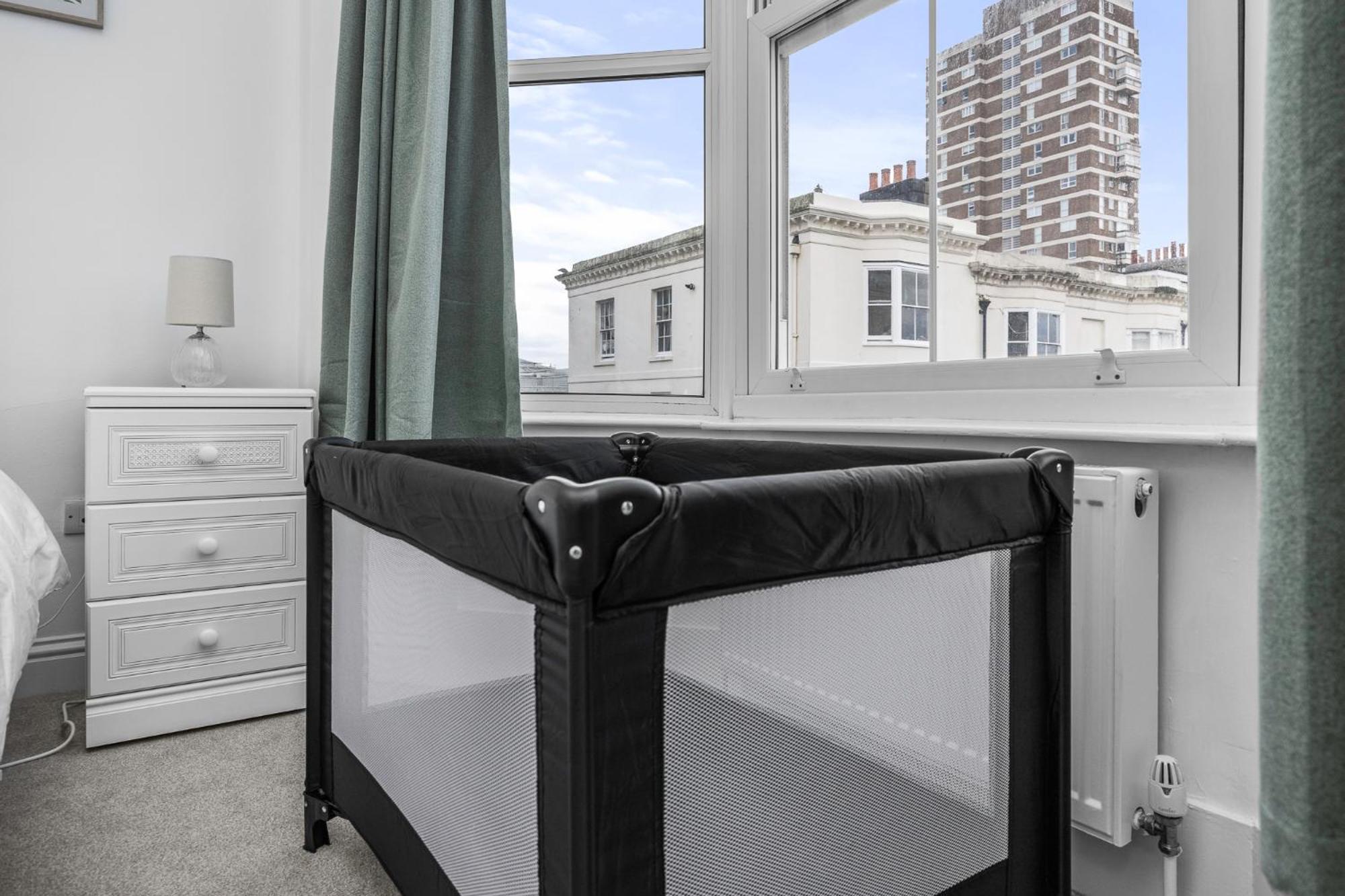 2 Bedroom Flat - With King Sized Beds, Netflix And Sky - Perfect For Contractors, Vacation Guests Or Those Relocating Hove