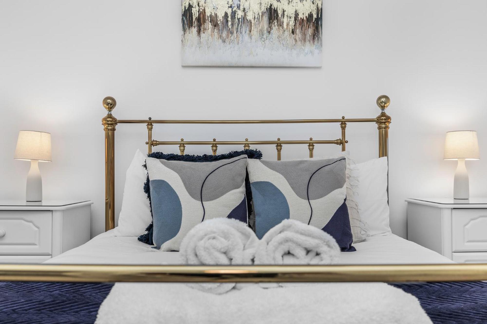 2 Bedroom Flat - With King Sized Beds, Netflix And Sky - Perfect For Contractors, Vacation Guests Or Those Relocating * Hove